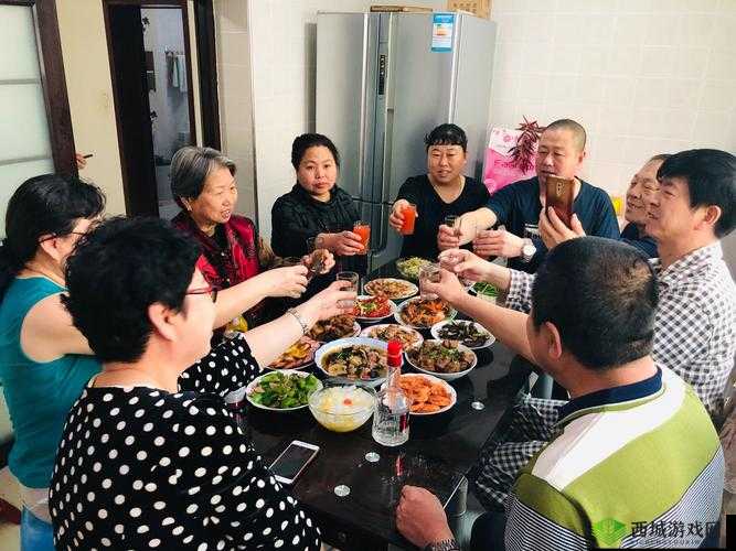 四个女儿一锅烩大团圆最简单回答:家庭团聚的幸福时刻
